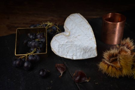 Téléchargez les photos : Nature morte au fromage Neufchatel Normand (A.O.P.) ), moules à fromage et raisins - en image libre de droit