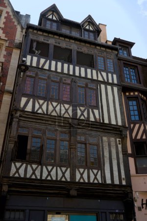 Téléchargez les photos : Normandie maisons à colombages, typiques des rues de Rouen - en image libre de droit