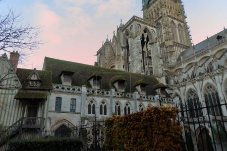 Blick auf die Albane-Gärten an der Kathedrale von Rouen