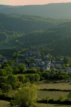 Blick auf das Dorf Saint-Nectaire, berühmt für seinen Käse, in der Region Puy-de-Dome in der Auvergne, Frankreich