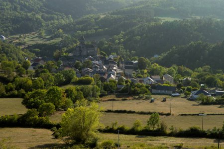 Blick auf das Dorf Saint-Nectaire, berühmt für seinen Käse, in der Region Puy-de-Dome in der Auvergne, Frankreich