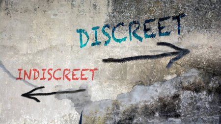Téléchargez les photos : La rue signe le chemin de la discrétion contre l'indiscrétion - en image libre de droit
