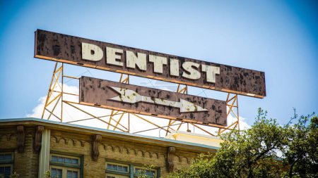 Téléchargez les photos : La rue signe le chemin du dentiste - en image libre de droit