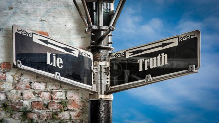 Foto de Señal callejera la dirección camino a la verdad versus mentira - Imagen libre de derechos