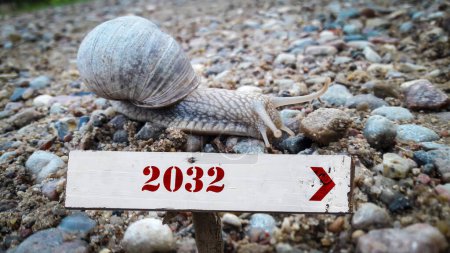 Téléchargez les photos : Image d'un panneau indiquant la direction de l'année 2032 - en image libre de droit