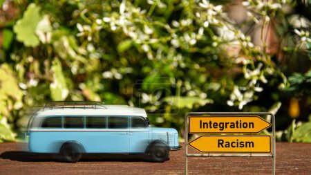 Foto de Señal callejera el camino hacia la integración versus el racismo - Imagen libre de derechos