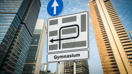 Foto de La imagen muestra una señal y una señal que apunta en la dirección del gimnasio en alemán. - Imagen libre de derechos