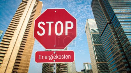 Foto de Una imagen con una señal apuntando en dos direcciones diferentes en alemán. Una dirección apunta a la eficiencia, la otra apunta a los costos de energía. - Imagen libre de derechos