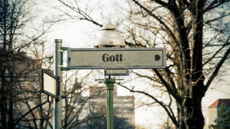 Das Bild zeigt einen Wegweiser und ein Schild, das auf Deutsch in die Richtung Gottes weist.