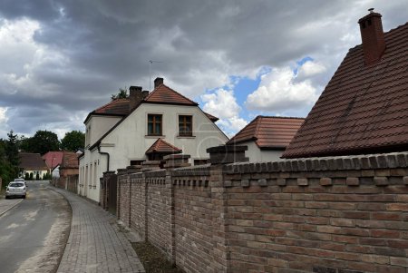 Téléchargez les photos : Une rue dans une ville européenne. Un vieux bâtiment en brique. - en image libre de droit