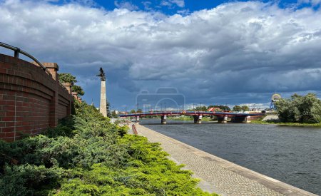 Téléchargez les photos : Pologne, Gorzow Wielkopolski : Vue sur la rivière Warta, le pont. Varta front de mer. Ciel avec nuages. - en image libre de droit