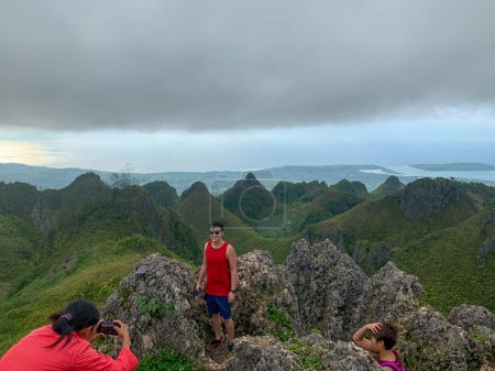 Téléchargez les photos : Badian, Cebu, Philippines - 11 / 4 / 2019 : Groupe de touristes asiatiques prendre des photos sur Osmena Peak - en image libre de droit