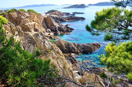 Téléchargez les photos : Falaises rocheuses et eaux turquoises de la Méditerranée française - en image libre de droit