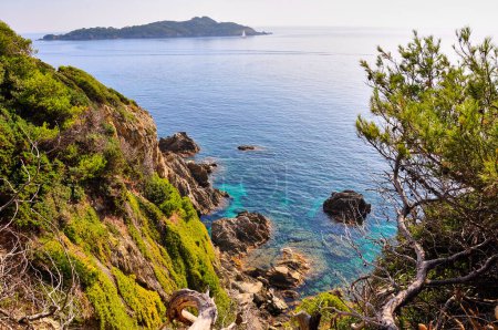 Erstaunliches Panorama des südlichen Strandes der französischen Felsenküste