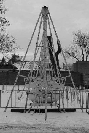 Foto de Fotografía en blanco y negro de la atracción oscilante en forma de barco en invierno. - Imagen libre de derechos
