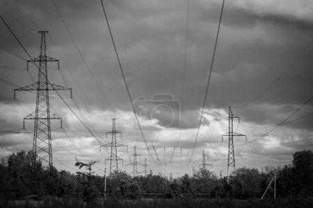 Foto de Soporte metálico de una línea de alta tensión foto en blanco y negro - Imagen libre de derechos