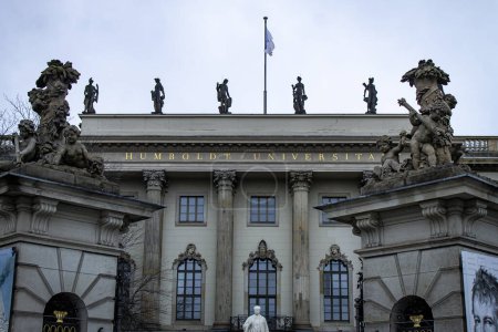 Téléchargez les photos : Entrée à l'université Humboldt-Universitt zu Berlin est la plus ancienne des quatre universités de Berlin. Au 19ème siècle, l'université était l'un des plus grands centres scientifiques en Europe. - en image libre de droit