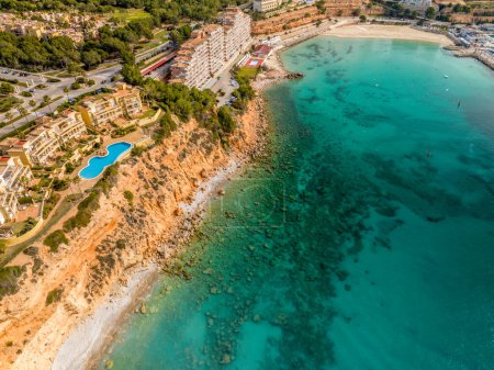 Foto de Hermosa vista aérea de la playa de El Toro y Port Adriano, Mallorca, Islas Baleares por dron - Imagen libre de derechos