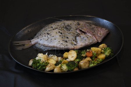 Téléchargez les photos : Frais cru John Dory poisson prêt à être cuit avec des légumes - en image libre de droit