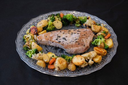 Frisch gegrilltes Thunfischsteak mit Gemüse auf Glasplatte