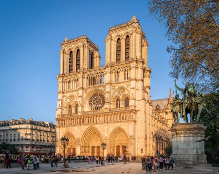 Foto de París, Francia - 15 de abril de 2015: Vista de la Catedral de Notre-Dame al atardecer. Personas no identificadas presentes en la imagen. - Imagen libre de derechos