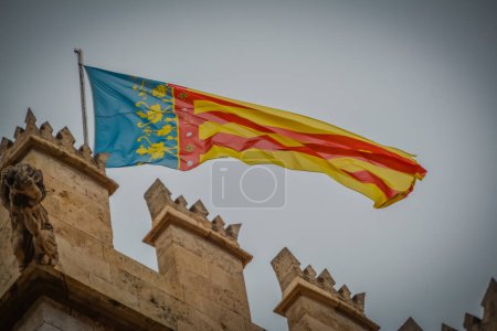 Téléchargez les photos : Drapeau espagnol au sommet d'un bâtiment à Valence, Espagne. - en image libre de droit