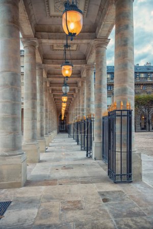 Téléchargez les photos : Cour du Palais Royal à Paris, France - en image libre de droit