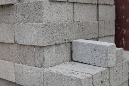 Téléchargez les photos : Matériau de construction bloc de béton sur le site - en image libre de droit