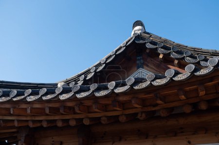 Detalle de una casa de madera tradicional coreana en Bukchon Hanok Village