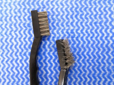 Téléchargez les photos : Image rapprochée de brosses à poils de nettoyage d'instruments chirurgicaux usagées et neuves - en image libre de droit