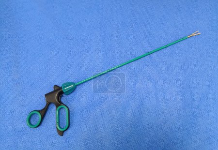 Téléchargez les photos : Image de pinces de préhension laparoscopiques utilisant pour la chirurgie laparoscopique de trou de serrure - en image libre de droit
