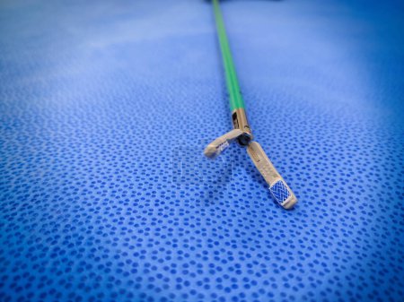 Téléchargez les photos : Image rapprochée de l'embout laparoscopique Grasper avec des tampons latis doux - en image libre de droit
