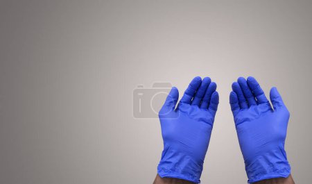 Téléchargez les photos : Palme tendue du docteur en gants en nitrile bleu médical. Bannière pour site Web avec espace de copie - en image libre de droit