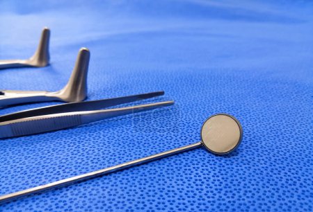 Foto de Instrumentos quirúrgicos médicos que usan normalmente para otorrinolaringología y herramientas dentales - Imagen libre de derechos