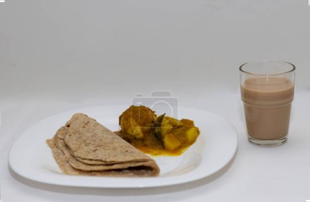 Foto de Imagen de primer plano del estilo de Kerala Chappthi, curry de huevo y té en fondo blanco - Imagen libre de derechos