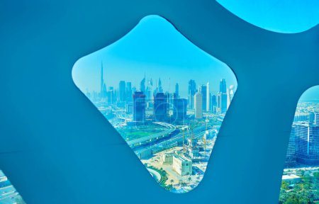 Téléchargez les photos : DUBAI, EAU - 6 MARS 2020 : L'horizon futuriste avec les gratte-ciel du centre-ville à travers les fenêtres asymétriques de Dubai Frame, le 6 mars à Dubaï - en image libre de droit