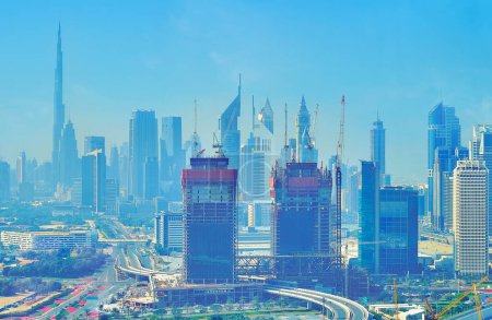 Téléchargez les photos : DUBAI, Émirats arabes unis - 6 MARS 2020 : L'horizon brumeux du centre-ville de Dubaï avec Burj Khalifa, Jumeirah Emirates Towers, Dubai World Trade Centre et d'autres bâtiments futuristes, le 6 mars à Dubaï - en image libre de droit