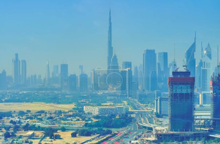 Téléchargez les photos : DUBAI, EAU - 6 MARS 2020 : L'horizon du centre-ville dans la brume de poussière avec des silhouettes de tours célèbres de Dubaï - Burj Khalifa, Jumeirah Emirates Towers, Rolex Tower et d'autres, le 6 mars à Dubaï - en image libre de droit