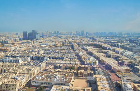 Téléchargez les photos : Les quartiers résidentiels denses de Dubaï dans un brouillard léger de poussière, vue du haut, Émirats arabes unis - en image libre de droit