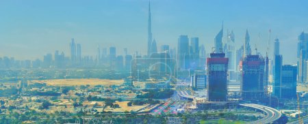 Téléchargez les photos : DUBAI, EAU - 6 MARS 2020 : Les silhouettes des tours du centre-ville - Burj Khalifa, Jumeirah Emirates Towers, et d'autres dans la brume de poussière, le 6 mars à Dubaï - en image libre de droit