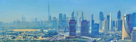 Téléchargez les photos : DUBAI, EAU - 6 MARS 2020 : Panorama des gratte-ciel du centre-ville avec Burj Khalifa et d'autres tours célèbres dans la brume de poussière, le 6 mars à Dubaï - en image libre de droit