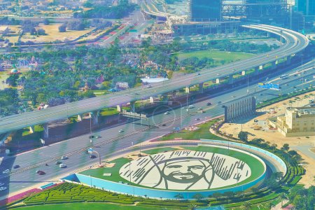 Téléchargez les photos : DUBAI, Émirats arabes unis - 6 MARS 2020 : Photo emblématique du Cheikh Zayed dans le parc Zabeel avec la route animée Sheikh Zayed et un survol derrière, le 6 mars à Dubaï - en image libre de droit