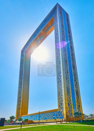 Téléchargez les photos : DUBAI, Émirats arabes unis - 6 MARS 2020 : La façade de Dubai Frame avec un soleil éclatant et un ciel bleu en arrière-plan, le 6 mars à Dubaï - en image libre de droit