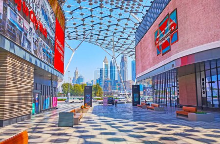 Foto de DUBAI, Emiratos Árabes Unidos - 6 de marzo de 2020: La zona comercial City Walk cuenta con una cómoda zona peatonal al aire libre, numerosas tiendas y boutiques y diferentes restaurantes, el 6 de marzo en Dubai. - Imagen libre de derechos