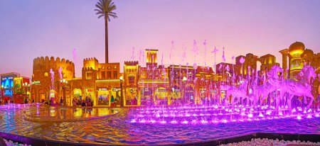 Foto de DUBAI, Emiratos Árabes Unidos - 6 de marzo de 2020: Panorama de la Plaza de la Cultura de Global Village Dubai con fuente de baile de iluminación, el 6 de marzo en Dubai - Imagen libre de derechos