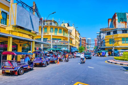 Téléchargez les photos : BANGKOK, THAÏLANDE - 23 AVRIL 2019 : La ligne de taxis tuk-tuk parket le long de la route, le 23 avril à Bangkok, Thaïlande - en image libre de droit