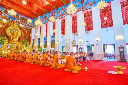 Foto de BANGKOK, TAILANDIA - 23 DE ABRIL DE 2019: La adoración en Ubosot del monasterio Wat Chana Songkhram, el 23 de abril en Bangkok - Imagen libre de derechos