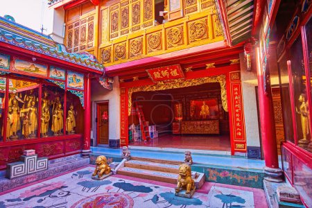 Foto de BANGKOK, TAILANDIA - 23 DE ABRIL DE 2019: Sobresaliente templo budista chino Wat Mangkon Kamalawat, el 23 de abril en Bangkok, Tailandia - Imagen libre de derechos