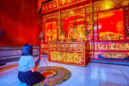 Photo for BANGKOK, THAILAND - APRIL 23, 2019: Pray at the Altar of Wat Mangkon Kamalawat chinese temple, on April 23 in Bangkok, Thailand - Royalty Free Image