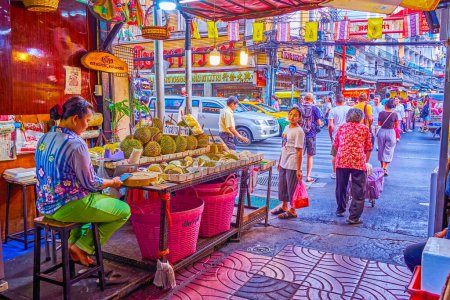 Foto de BANGKOK, TAILANDIA - 23 DE ABRIL DE 2019: El puesto de frutas con montones de Durian en Sampeng Lane Market en el corazón de Chinatown, el 23 de abril en Bangkok, Tailandia - Imagen libre de derechos